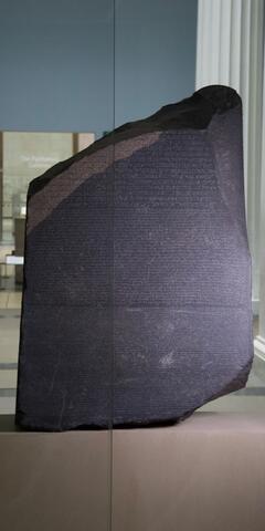 Fotos des Steins von Rosette im British Museum in London vor dem 3D-Scan (F. Naether, Digital Rosetta Stone Project)